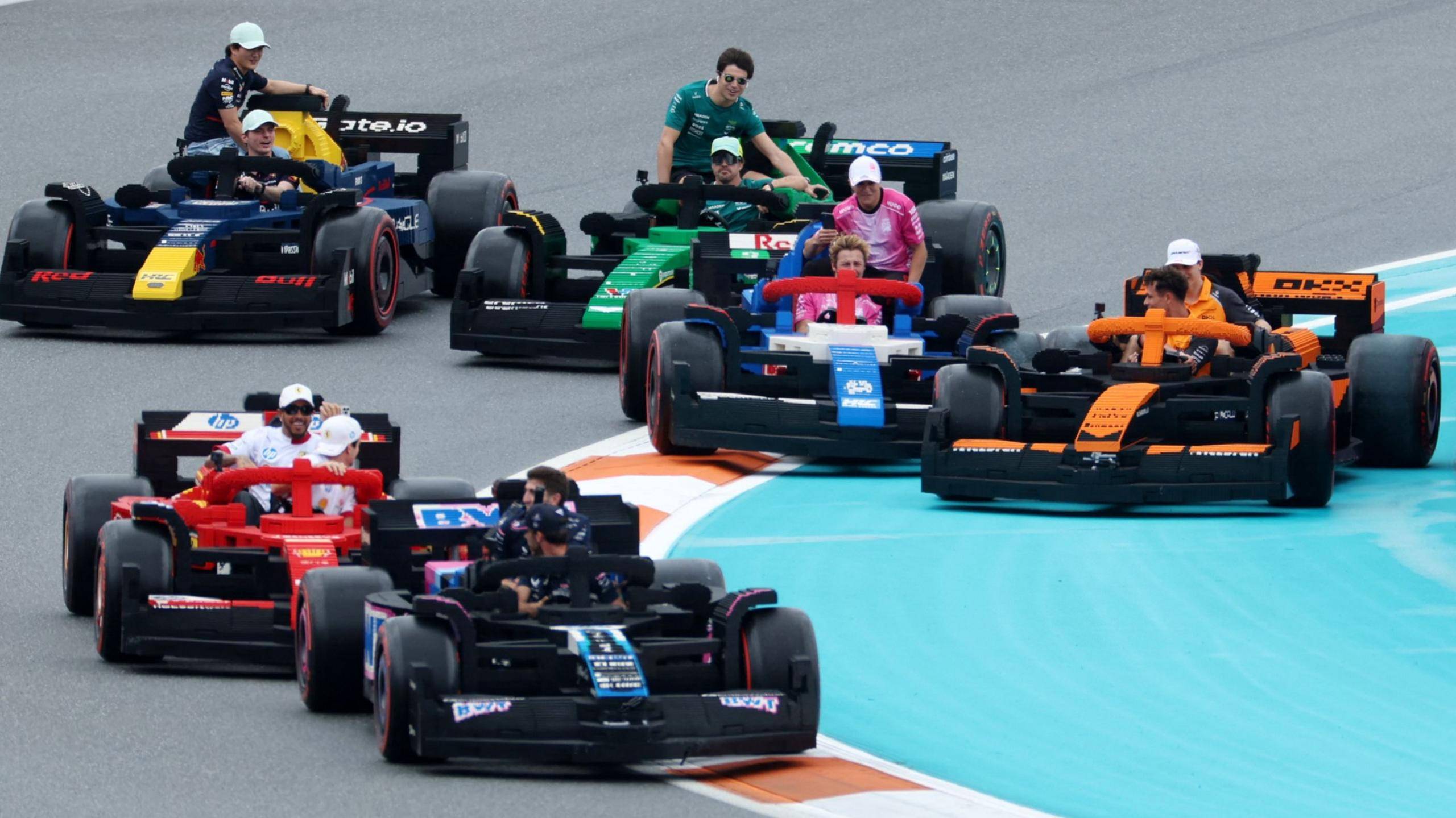 索伯车队险胜梅赛德斯,皮亚斯特里点燃赛场 索伯车队险胜梅赛德斯,皮亚斯特里点燃赛场