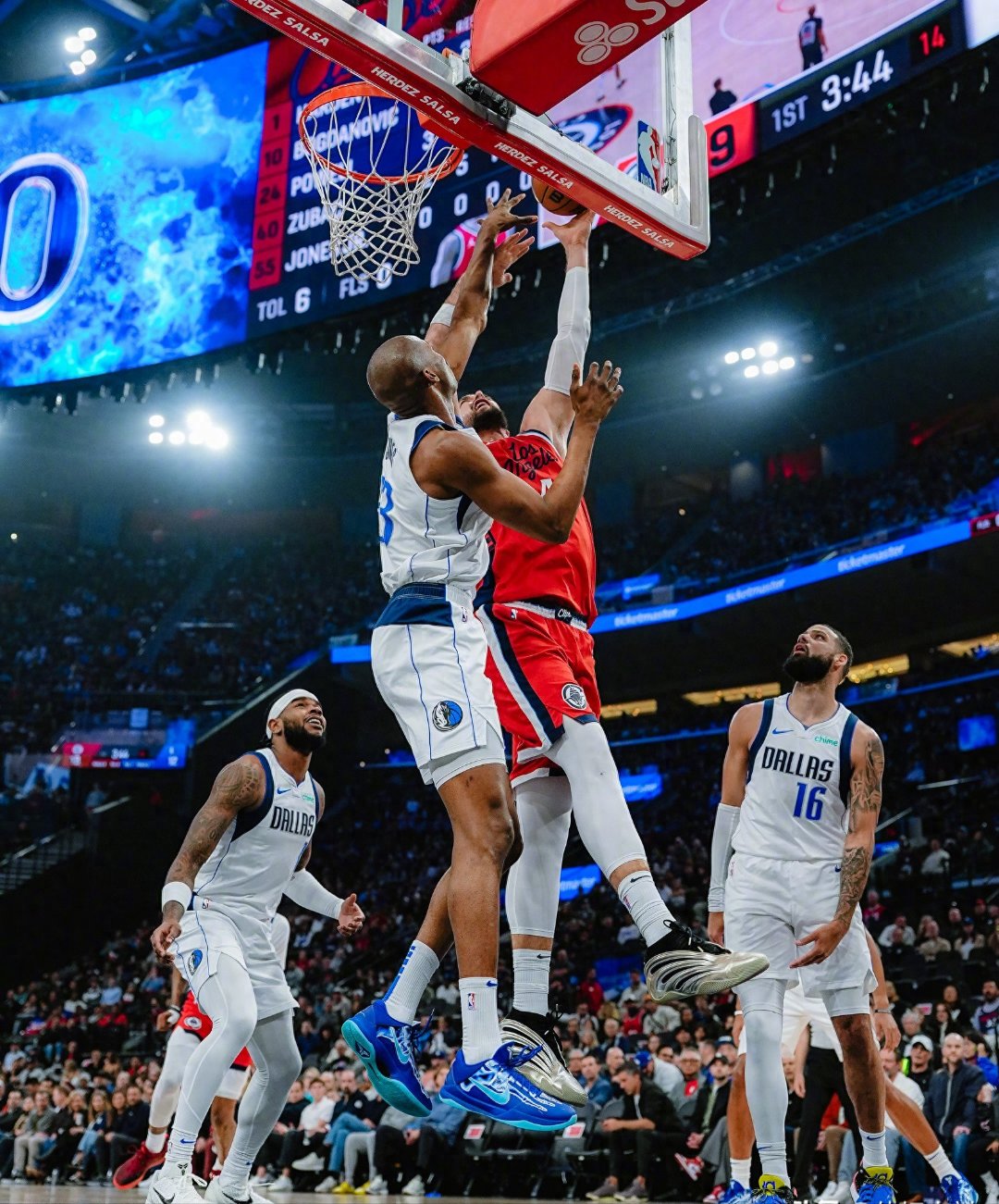 骑士完胜独行侠,乔治点燃赛场 骑士完胜独行侠,乔治点燃赛场