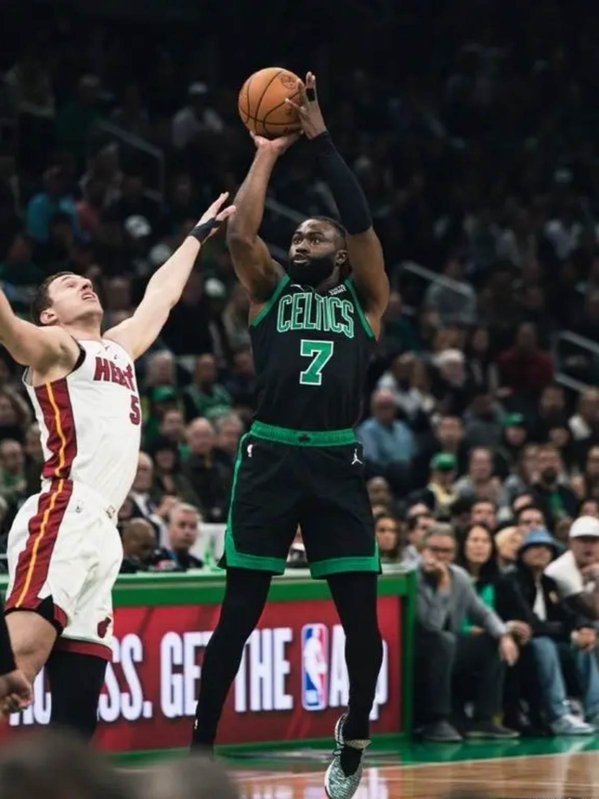 凯尔特人险胜热火，德罗赞统治全场