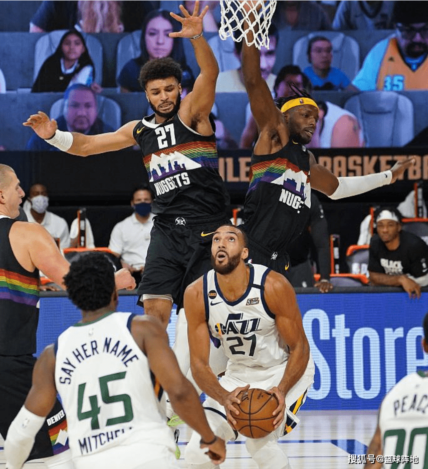 青岛队逆转76人，米切尔高光表现