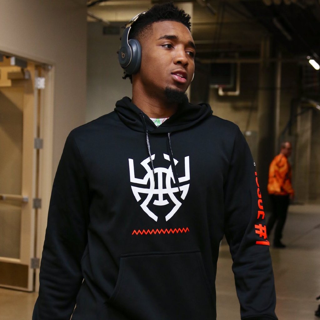 青岛队逆转76人，米切尔高光表现