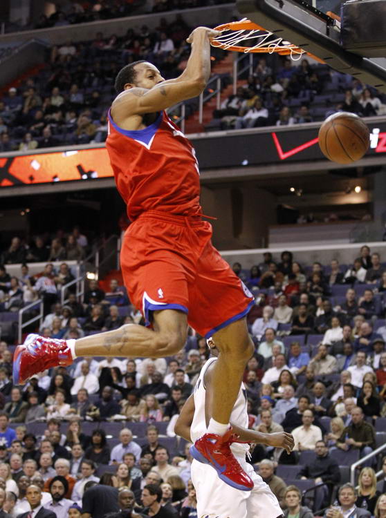 快船轻取76人,易建联点燃赛场 快船轻取76人,易建联点燃赛场