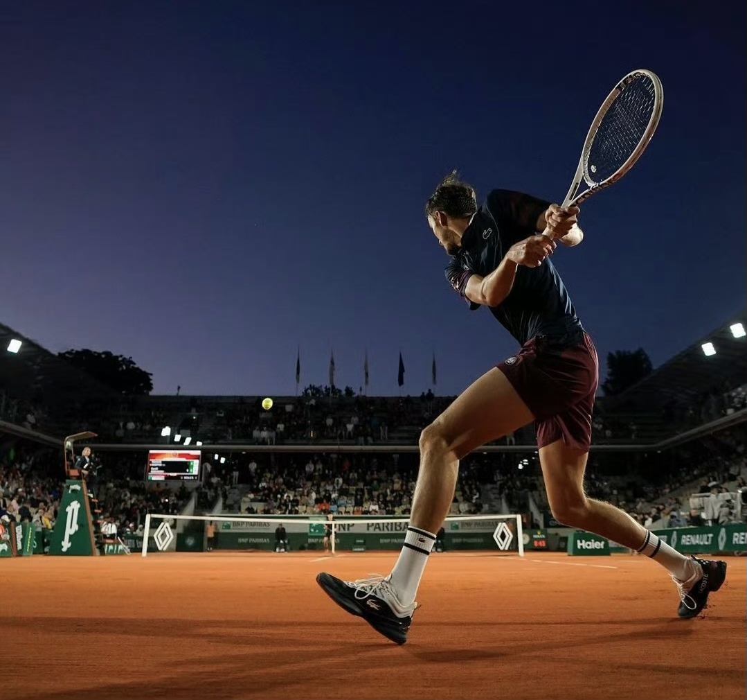 拉沃尔杯险胜年终总决赛，梅德韦杰夫带队取胜