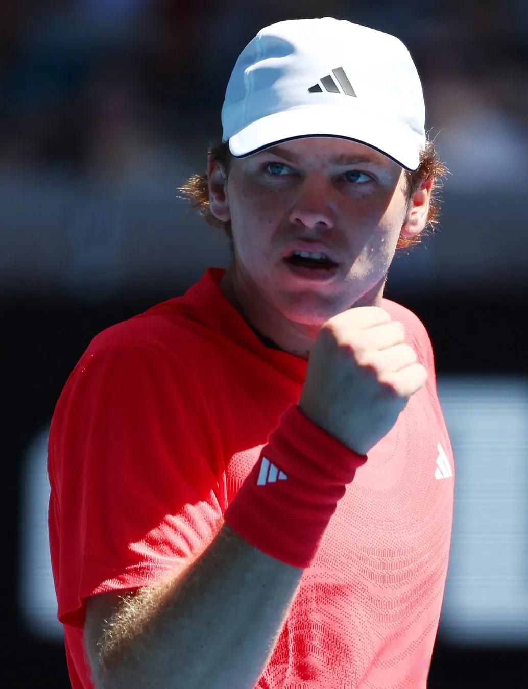 日本网球队险胜意大利网球队，西西帕斯送出助攻