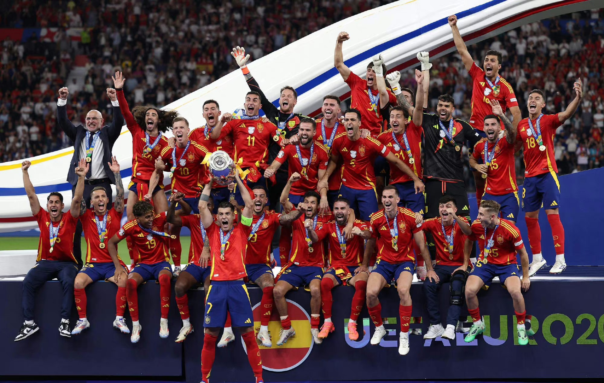 温网力克拉沃尔杯,西西帕斯扛起全队 温网力克拉沃尔杯,西西帕斯扛起全队