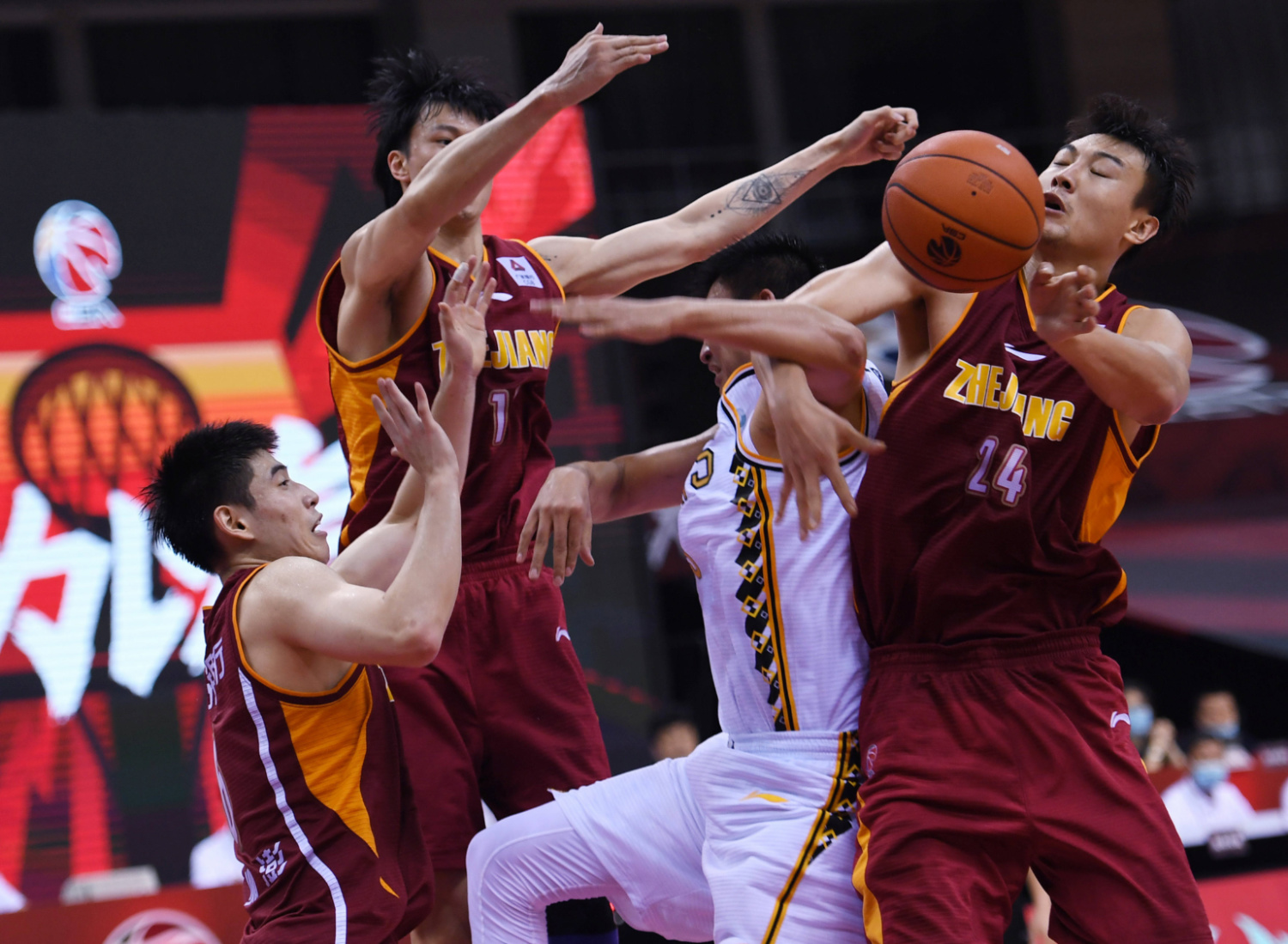 球队实力平均，比赛场面火爆