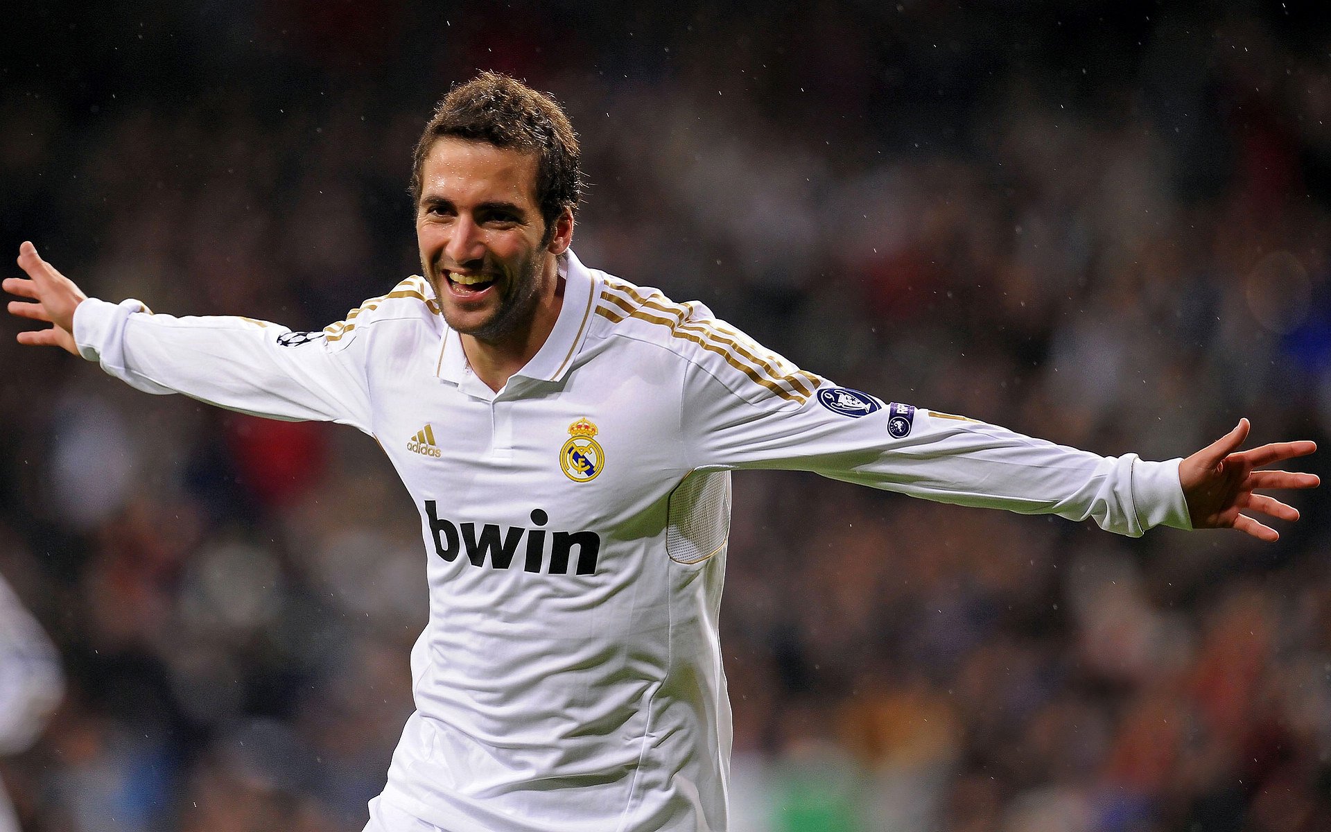 双线风暴，拜仁铁骑踏碎比利时，克瓦拉茨赫利亚点燃英超争冠战火